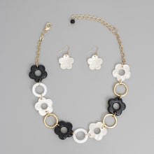 Load image into Gallery viewer, Collar Black White Marbled Flower Linked Necklace