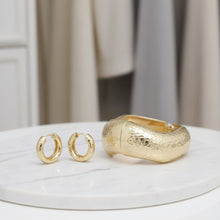 Load image into Gallery viewer, Bangle Hammered Gold Wavy Chunky Bracelet