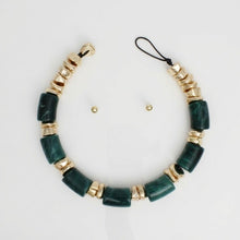 Load image into Gallery viewer, Vintage Marbled Green Resin Bead Toggle Necklace
