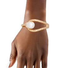Load image into Gallery viewer, Cuff Teardrop Cream Pearl Gold Hinge Bracelet