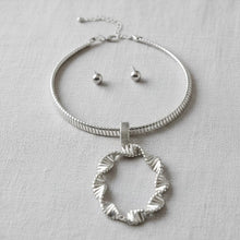 Load image into Gallery viewer, Choker Silver Ribbed Link Twisted Pendant Necklace