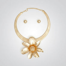 Load image into Gallery viewer, Pendant Gold Dimensional Flower Omega Necklace