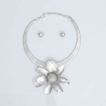 Load image into Gallery viewer, Pendant Silver Dimensional Flower Omega Necklace