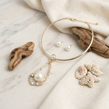 Load image into Gallery viewer, Gold Wavy Teardrop Pearl Pendant Choker Necklace
