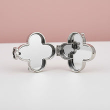Load image into Gallery viewer, Mini Silver Quatrefoil Sparkle Crossbody Compact