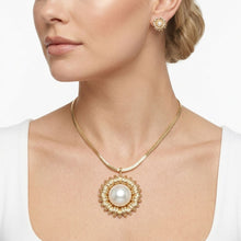 Load image into Gallery viewer, Gold Cobra Chain Sunflower Pearl Pendant Necklace