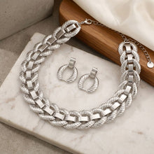 Load image into Gallery viewer, Silver Textured Overlapping Link Chain Necklace