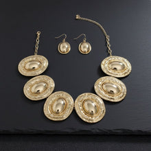 Load image into Gallery viewer, Collar Gold Organic Oval Domed Link Necklace