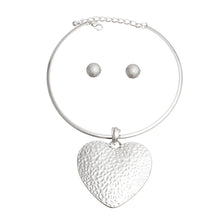Load image into Gallery viewer, Silver Hammered Metal Heart Choker