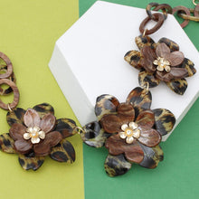 Load image into Gallery viewer, Collar Marbled Leopard Links 3D Flower Necklace
