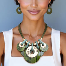 Load image into Gallery viewer, Collar Green with Gold Cord and Disc Necklace Set
