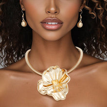 Load image into Gallery viewer, Collar Matte Gold Sculpted Petal Flower Necklace
