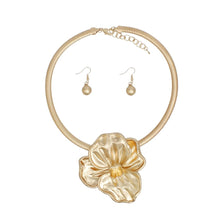 Load image into Gallery viewer, Collar Matte Gold Sculpted Petal Flower Necklace
