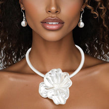 Load image into Gallery viewer, Collar Matte Silver Sculpted Petal Flower Necklace
