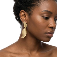 Load image into Gallery viewer, Drop Matte Gold 3D Twist Sculpted Earrings
