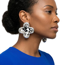 Load image into Gallery viewer, Stud Quatrefoil Gray Tortoiseshell Silver Earrings
