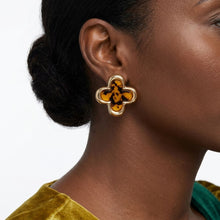 Load image into Gallery viewer, Stud Quatrefoil Brown Tortoiseshell Gold Earrings
