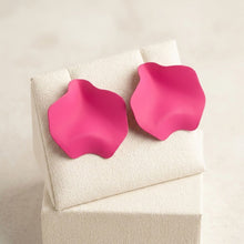Load image into Gallery viewer, Fuchsia Matte Coating Sculpted Stud Earrings
