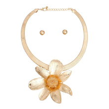 Load image into Gallery viewer, Necklace Gold Omega Daisy Pendant Set for Women
