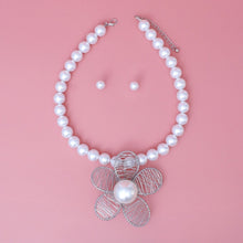Load image into Gallery viewer, Pendant Silver Wire Flower White Pearl Necklace
