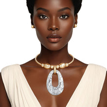Load image into Gallery viewer, Pendant Black Oval Resin Gold Rigid Collar Set
