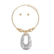 Load image into Gallery viewer, Pendant Black Oval Resin Gold Rigid Collar Set
