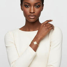 Load image into Gallery viewer, White Encrusted Quatrefoil 5 Motif Chain Bracelet
