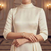 Load image into Gallery viewer, White Encrusted Quatrefoil 5 Motif Chain Bracelet
