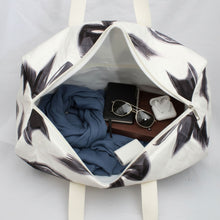 Load image into Gallery viewer, Travel Bag Cream Quilted Pretty Black Bow Duffel
