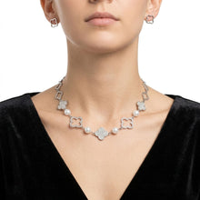 Load image into Gallery viewer, Silver Pave Quatrefoil Clover Cotton Pearl Necklace
