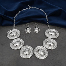 Load image into Gallery viewer, Collar Silver Organic Oval Domed Link Necklace

