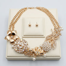 Load image into Gallery viewer, Aurbo Crystal Pearl Gold Chainmaille Collar Set
