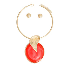Load image into Gallery viewer, Gold Curved Leaf Red Pendant Set

